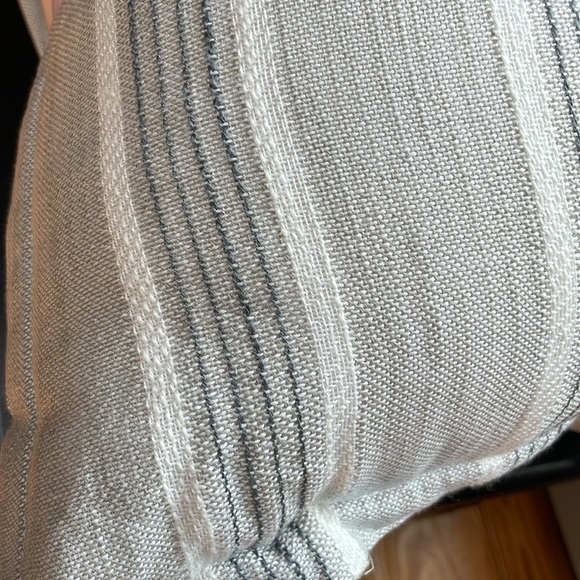 🎉HP🎉BROOKS BROTHERS Set of 2 Indoor/Outdoor Decorative Fade Resistant Pillows! - Picture 15 of 16